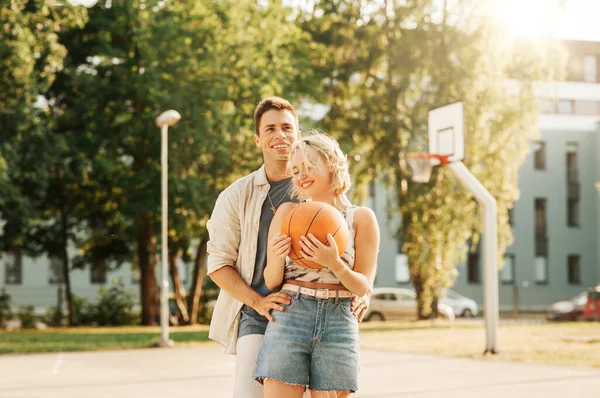 Sport Liebe Und Menschen Glückliches Junges Paar Mit Ball Auf — Stockfoto