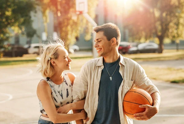 Sommerferien Liebe Und Menschen Glückliches Junges Paar Mit Ball Auf — Stockfoto