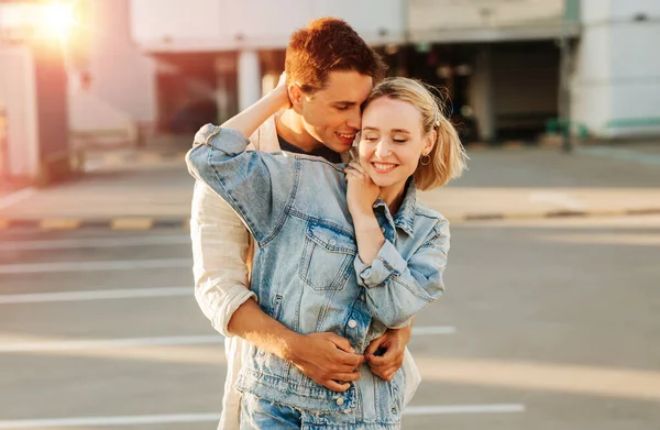 Férias Verão Amor Conceito Pessoas Feliz Jovem Casal Abraçando Estacionamento — Fotografia de Stock