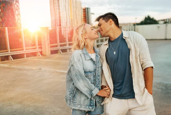 Sommar Semester Kärlek Och Människor Koncept Glada Unga Par Kramas — Stockfoto