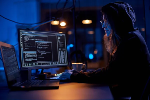 Киберпреступность Хакерство Технологическая Концепция Женщина Хакер Темной Комнате Пишущая Код — стоковое фото