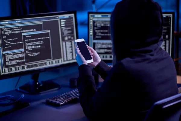 Кіберзлочинність Хакерство Концепція Технології Хакер Смартфоном Використанням Комп Ютерної Вірусної — стокове фото