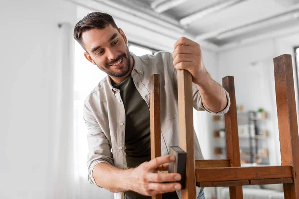 Möbelsanierung Heimwerker Und Heimwerkerkonzept Mann Schleift Alten Holztisch Oder Stuhl — Stockfoto