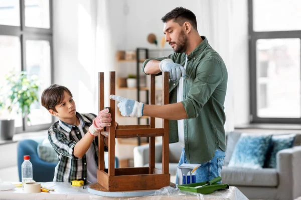 Renovación Muebles Bricolaje Concepto Mejoras Para Hogar Padre Hijo Lijando —  Fotos de Stock