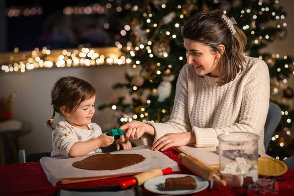 Famiglia Concetto Cucina Vacanze Invernali Madre Felice Bambina Con Stampo — Foto Stock