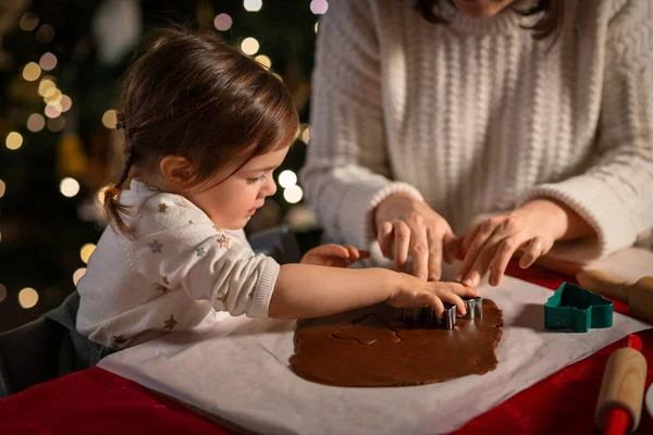 컨셉트 엄마와 크리스마스에 집에서 반죽으로 생강빵 쿠키를 만드는 곰팡이 — 스톡 사진