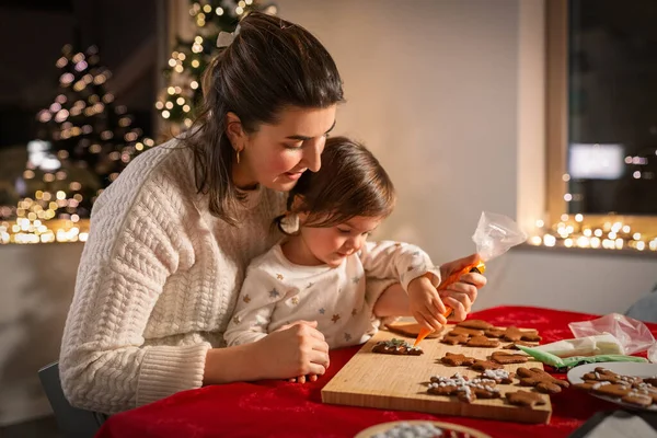 Famiglia Concetto Cucina Vacanze Invernali Madre Figlia Felice Con Glassa — Foto Stock