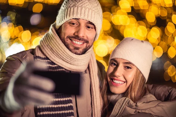Winter Holidays People Concept Happy Smiling Couple Taking Selfie Smartphone — Stockfoto