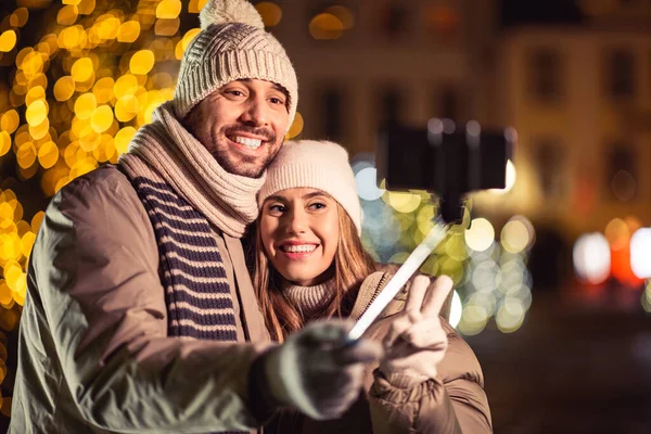 Winter Holidays People Concept Happy Smiling Couple Taking Picture Smartphone — Stok fotoğraf