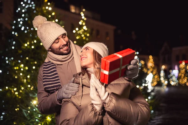 Winter Holidays People Concept Happy Smiling Couple Gift Christmas Tree —  Fotos de Stock
