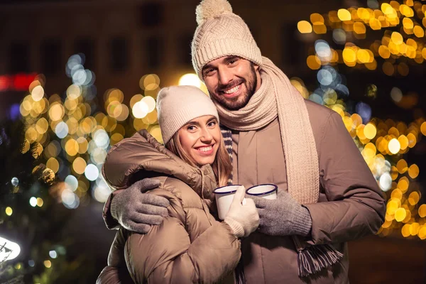 Mensen Vakantie Vrije Tijd Concept Gelukkig Paar Met Theekopjes Kerstverlichting — Stockfoto