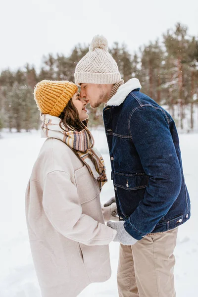 Mensen Liefde Vrije Tijd Concept Gelukkig Man Zoenen Vrouwen Neus — Stockfoto