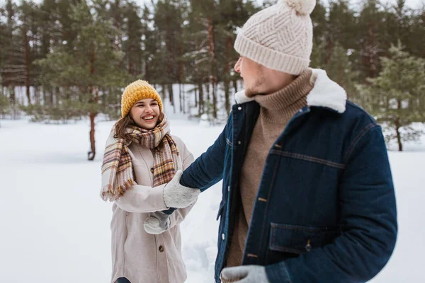Люди Любовь Идея Отдыха Счастливая Улыбающаяся Пара Гуляющая Зимнему Лесу — стоковое фото