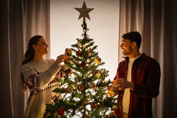 Vacaciones Invierno Concepto Gente Pareja Feliz Decorando Árbol Navidad Casa —  Fotos de Stock