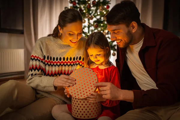 Winter Holidays Family Celebration Concept Happy Mother Father Little Daughter — Foto Stock