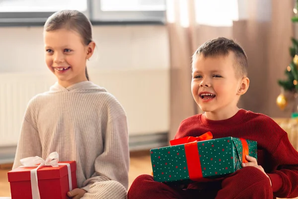 Christmas Winter Holidays Childhood Concept Happy Girl Boy Pajamas Gifts — ストック写真