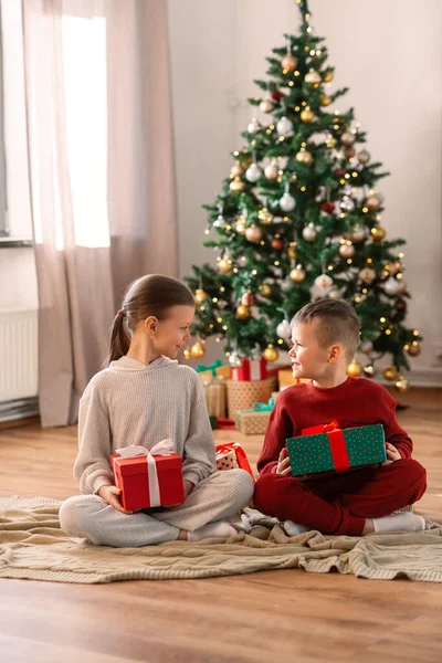 Christmas Winter Holidays Childhood Concept Happy Girl Boy Pajamas Gifts — ストック写真