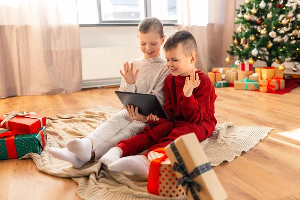 Christmas Winter Holidays Childhood Concept Happy Girl Boy Pajamas Tablet — Foto Stock
