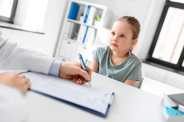 Geneeskunde Gezondheidszorg Pediatrie Mensen Concept Vrouwelijke Arts Kinderarts Met Klembord — Stockfoto