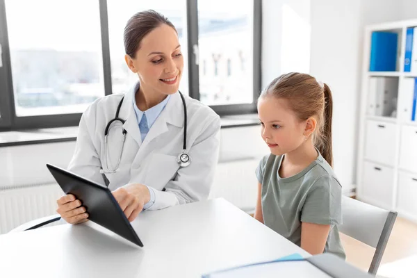 Concept Médecine Soins Santé Pédiatrie Personnes Médecin Pédiatre Féminin Montrant — Photo