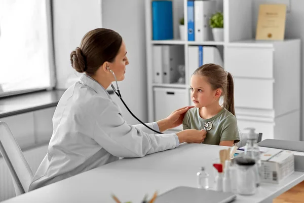 Medycyna Opieka Zdrowotna Pediatria Lekarz Lub Pediatra Stetoskopem Pacjentka Egzaminie — Zdjęcie stockowe