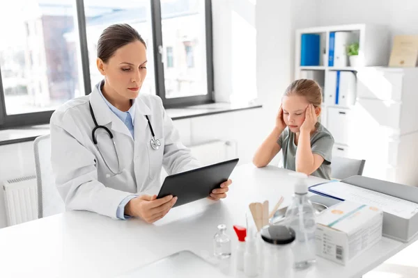 Medicine Healthcare Pediatry People Concept Female Doctor Pediatrician Tablet Computer — Stock fotografie