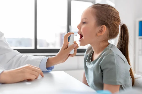 Medicine Healthcare Pediatry Concept Female Doctor Pediatrician Spraying Oral Spray — Stock Fotó