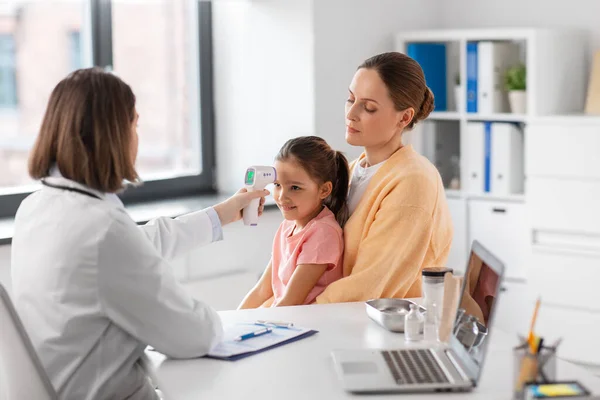 Medicin Sjukvård Och Pediatri Koncept Mor Med Sjuk Liten Dotter — Stockfoto