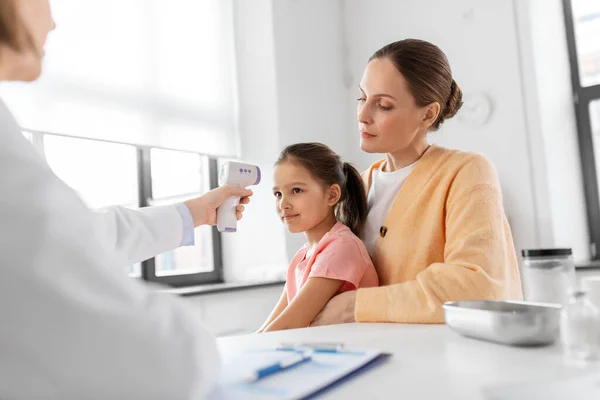 Medicin Sjukvård Och Pediatri Koncept Mor Med Sjuk Liten Dotter — Stockfoto