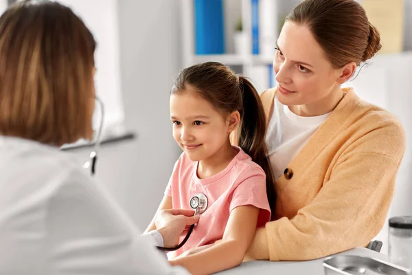 Medicina Assistenza Sanitaria Pediatria Madre Con Figlioletta Medico Con Stetoscopio — Foto Stock