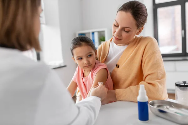 Medicine Healthcare Pediatry Concept Female Doctor Pediatrician Disinfecting Arm Skin — Fotografia de Stock