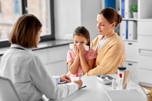 Medycyna Opieka Zdrowotna Pediatria Matka Córeczką Dmuchającą Nos Lekarz Laptopem — Zdjęcie stockowe