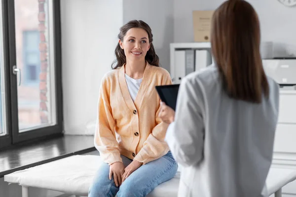 Medicine Healthcare People Concept Female Doctor Tablet Computer Talking Smiling — Fotografia de Stock