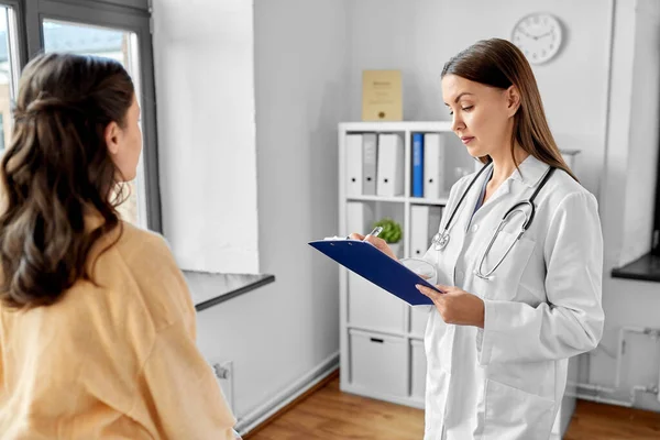 Medicine Healthcare People Concept Female Doctor Clipboard Talking Woman Patient — Foto de Stock
