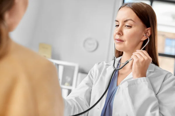 Medicina Saúde Conceito Pessoas Médico Feminino Com Estetoscópio Paciente Mulher — Fotografia de Stock