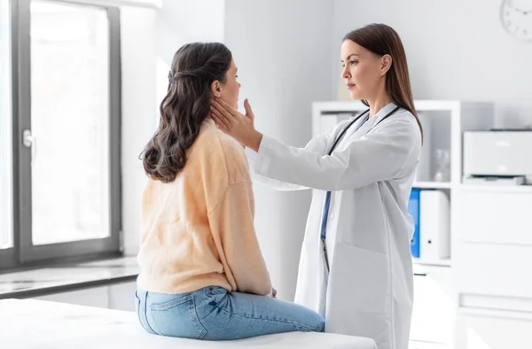Medicina Cuidados Saúde Conceito Pessoas Médico Feminino Verificando Linfonodos Paciente — Fotografia de Stock