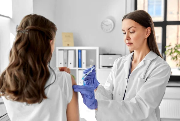 Gezondheid Geneeskunde Pandemie Vrouwelijke Arts Verpleegkundige Die Beschermende Medische Handschoenen — Stockfoto