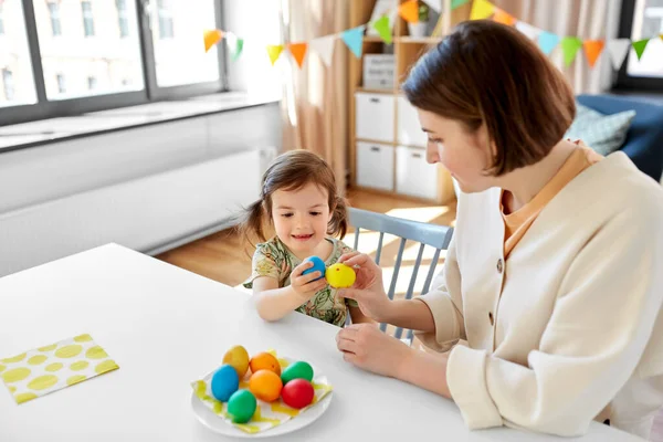 Férias Conceito Família Pessoas Pequena Filha Bebê Feliz Mãe Batendo — Fotografia de Stock