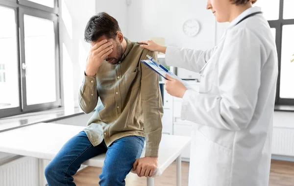 Medicina Saúde Conceito Pessoas Médico Feminino Com Prancheta Reconfortante Paciente — Fotografia de Stock