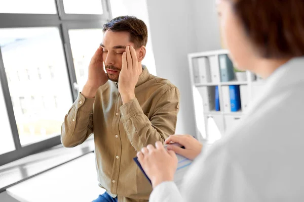 Medicine Healthcare People Concept Female Doctor Clipboard Male Patient Having — Stock Photo, Image