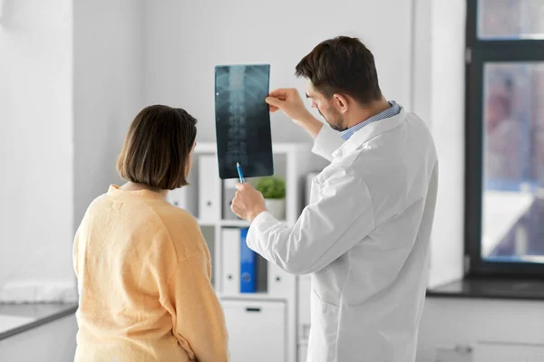 Medizin Gesundheitswesen Und Menschen Konzept Männlicher Arzt Zeigt Patientin Röntgenbild — Stockfoto