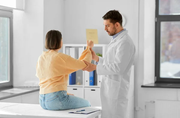 Medizin Gesundheitswesen Und Menschen Konzept Männlicher Arzt Mit Klemmbrett Gespräch — Stockfoto