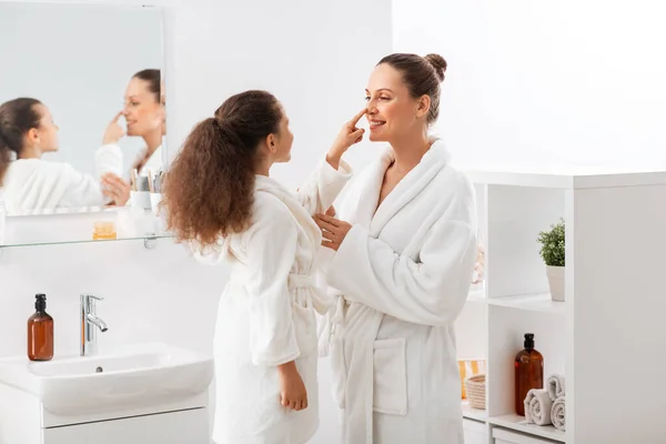 Schönheit Hygiene Morgen Und Personenkonzept Glücklich Lächelnde Mutter Und Tochter — Stockfoto