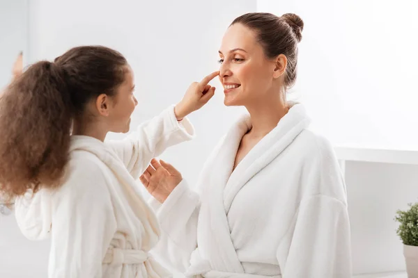 Beleza Higiene Manhã Conceito Pessoas Feliz Sorrindo Mãe Filha Divertindo — Fotografia de Stock