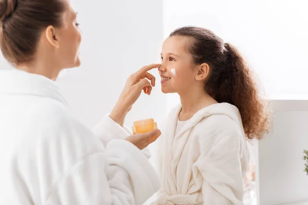 Beauty Hygiene Morning People Concept Happy Smiling Mother Daughter Moisturizer — Stock Photo, Image