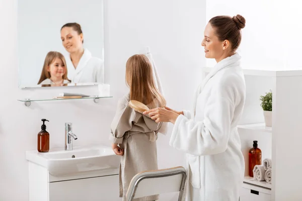 Concepto Belleza Higiene Mañana Personas Feliz Madre Sonriente Hija Pequeña — Foto de Stock