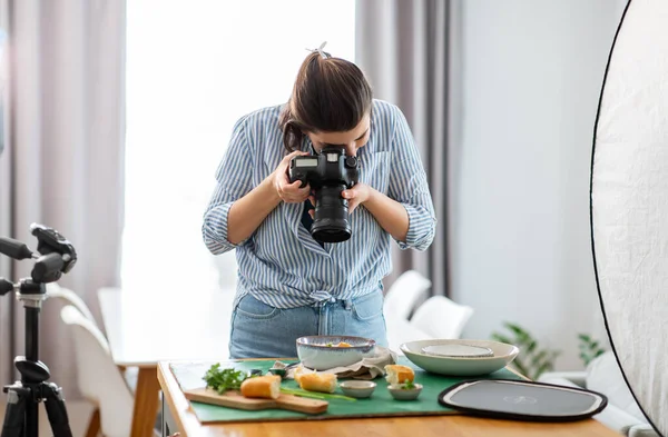 Блог Професія Концепція Людей Жінка Фотограф Фотоапаратом Фотографує Їжу Кухні — стокове фото