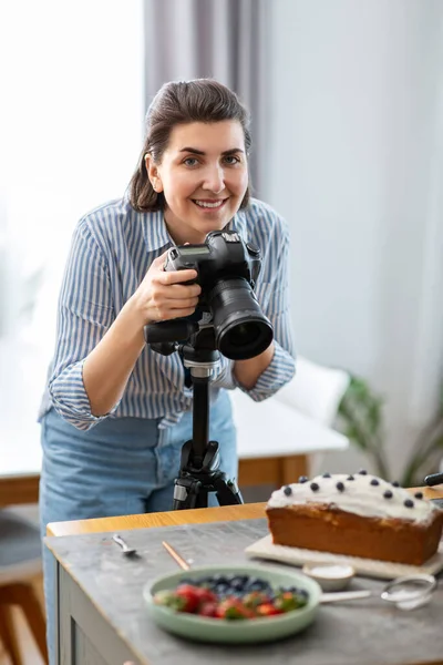Блог Професія Концепція Людей Щасливий Усміхнений Жіночий Харчовий Фотограф Фотоапаратом — стокове фото