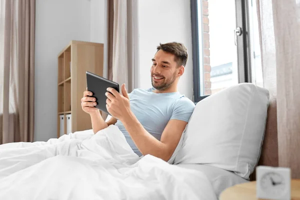 Tecnología Internet Concepto Gente Hombre Con Computadora Tableta Cama Dormitorio — Foto de Stock