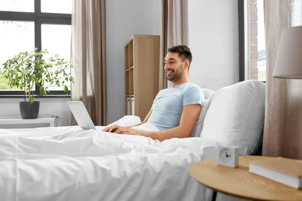 Люди Технології Концепція Віддаленої Роботи Людина Ноутбуком Лежить Ліжку Домашній — стокове фото